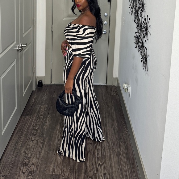 Matching 2 piece set.  Includes top and bottom!  Stretchy and flowy! - Picture 3 of 4